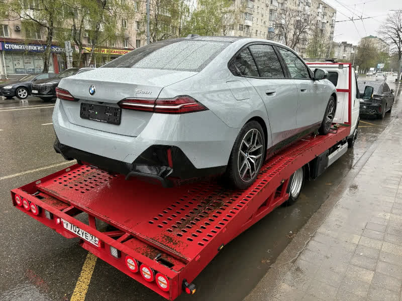 Эвакуатор оказывает техпомощь на трассе
