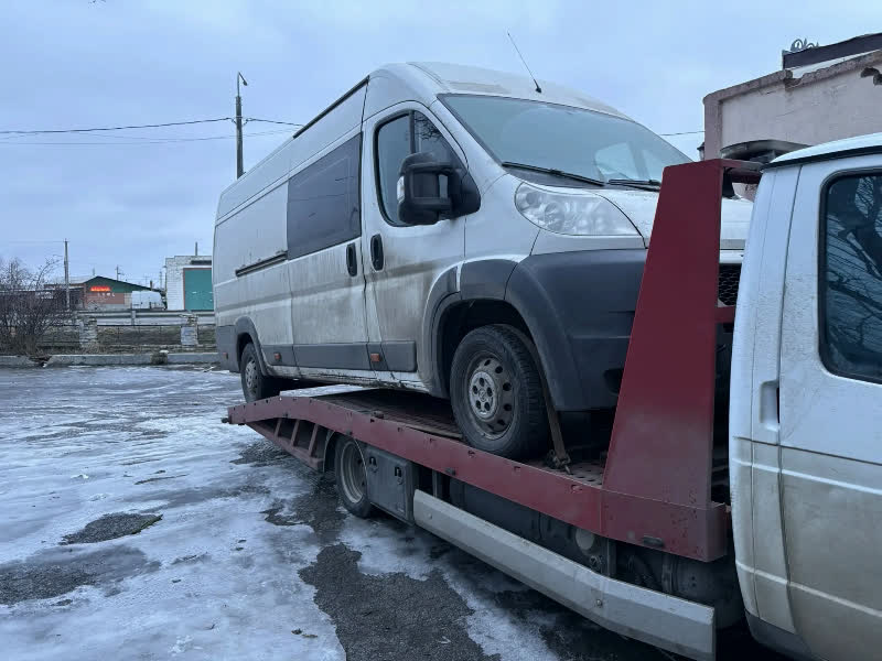 Эвакуация микроавтобуса краном-манипулятором